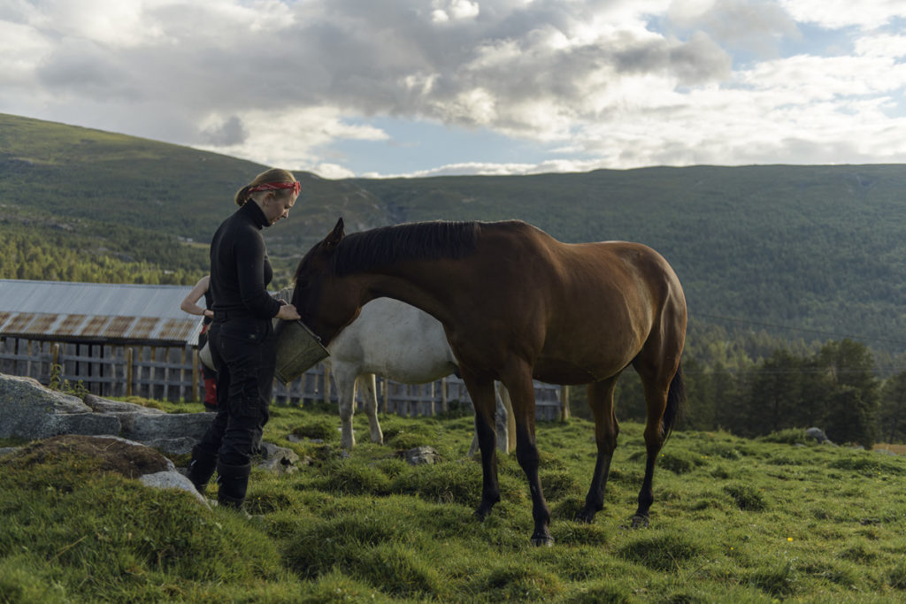 Jente med hest på seter i Skjåk