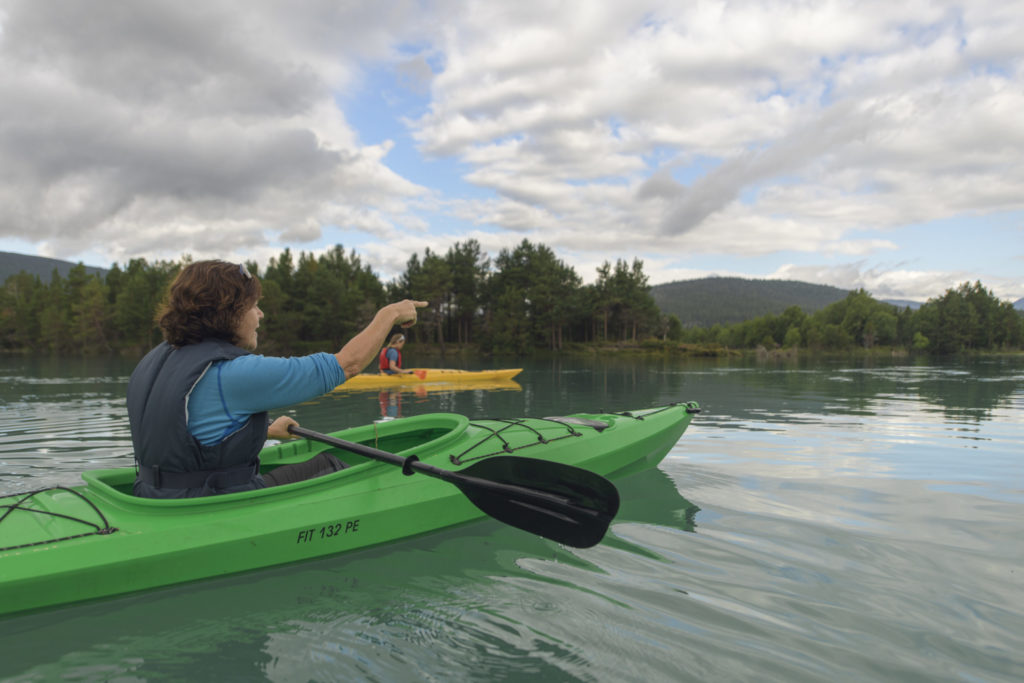 Bilde av to mennesker som padler i Skjåk