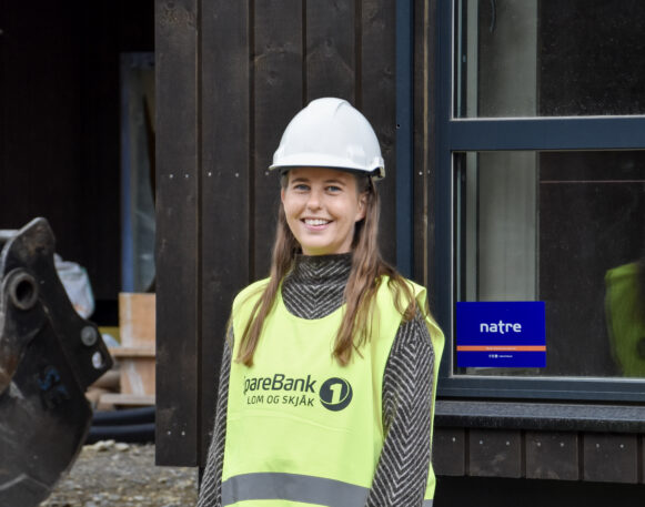 Dame utanfor den nye barnehagen i Skjåk som blir bygd
