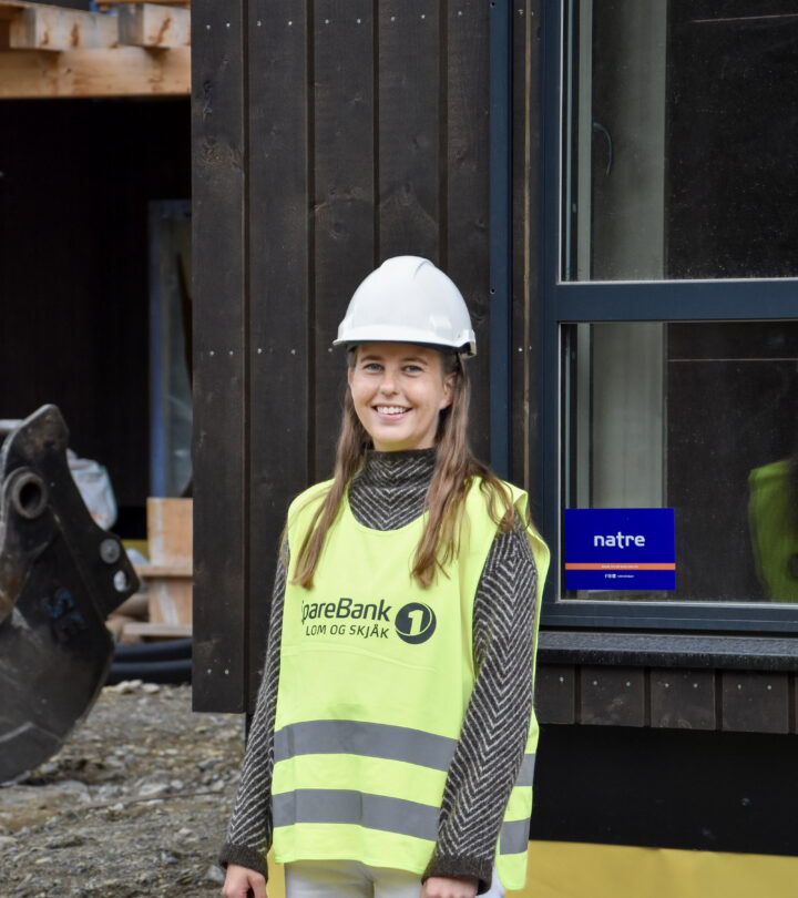 Dame utanfor den nye barnehagen i Skjåk som blir bygd